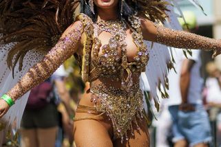 Karneval v Riu: Kde končí oslava krásy těla a začíná lov. „NE“ v rytmu samby není slyšet - Médium.cz